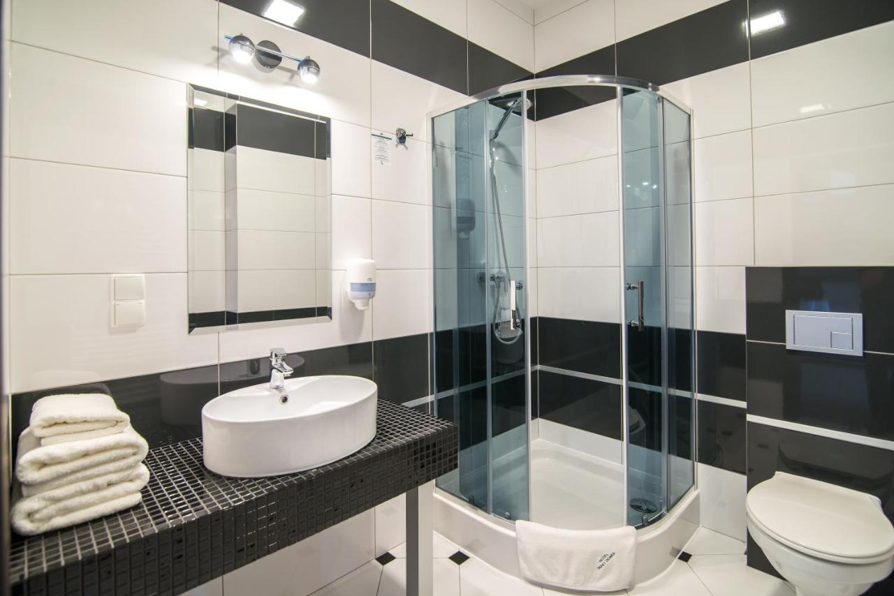 Hotel Bialy Domek Wałcz Dış mekan fotoğraf